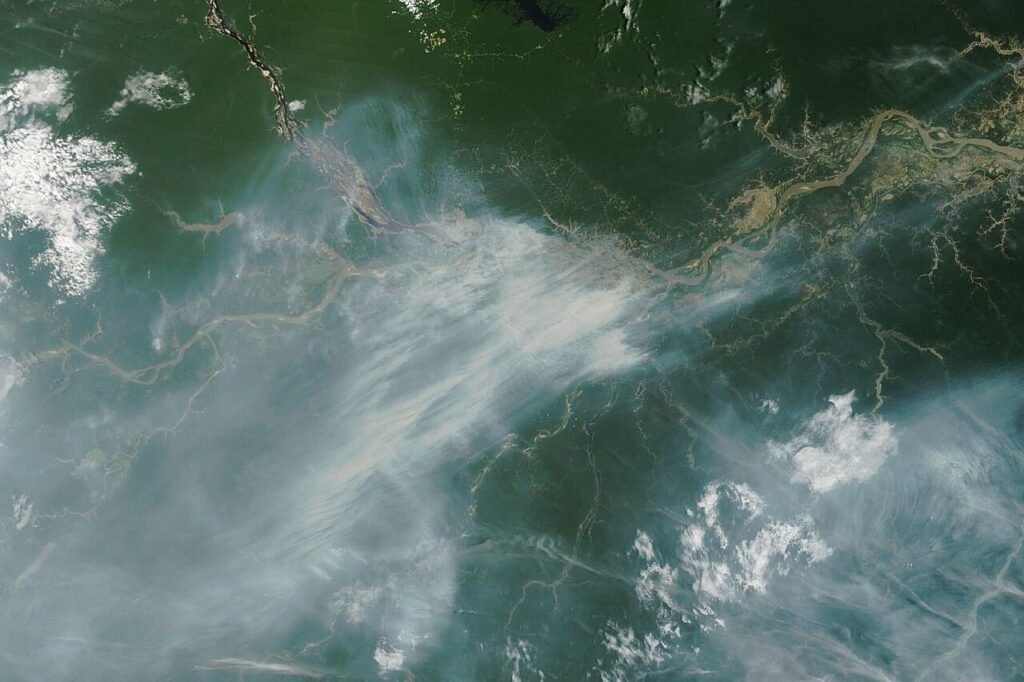 Imagem de satélite da NASA mostrando fumaça de queimadas perto de Manaus em outubro de 2023
