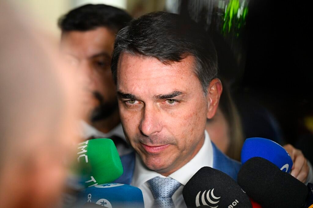 Senador Flávio Bolsonaro concede entrevista no Senado Federal