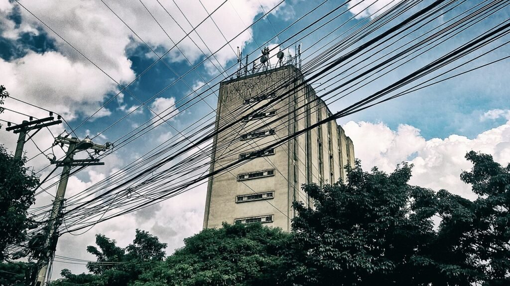 Poste com fios de rede elétrica e de telecomunicações