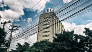 Poste com fios de rede elétrica e de telecomunicações