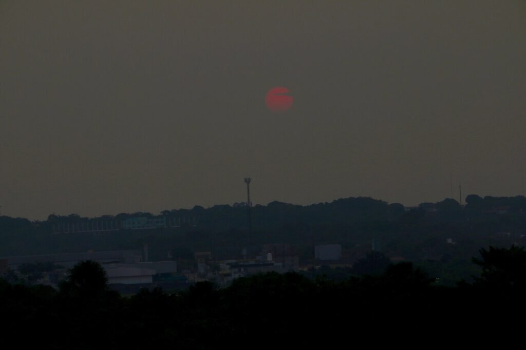 Fumaça de queimadas encobrindo prédios de Manaus