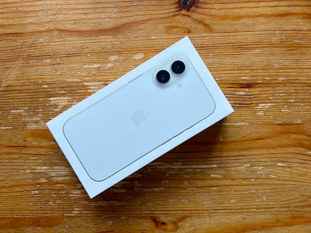 Caixa lacrada de um iPhone 16 branco