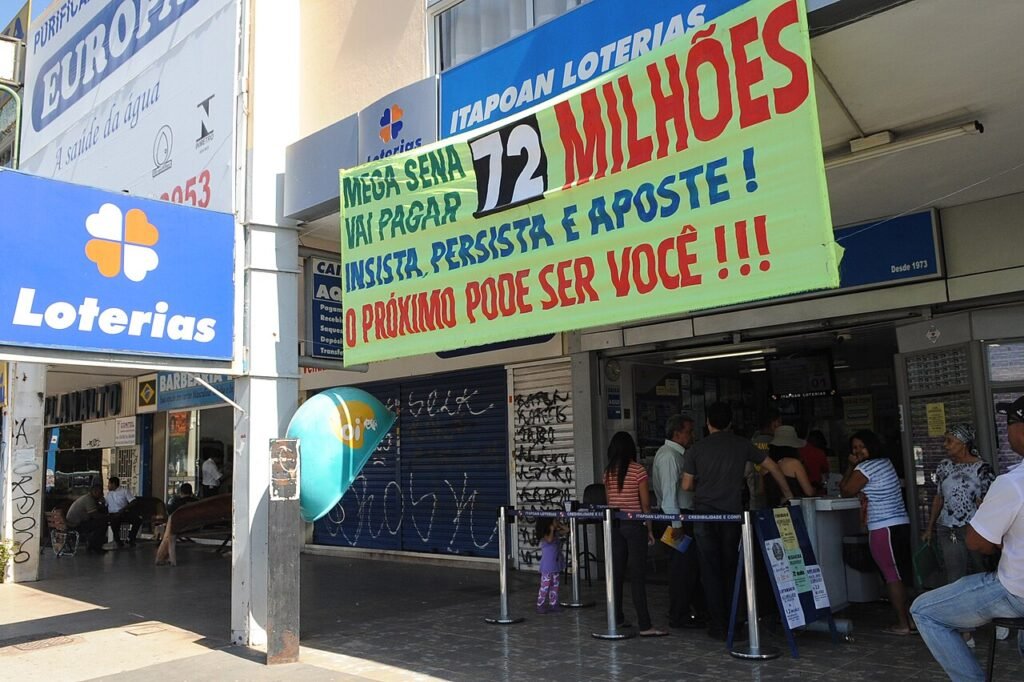 Apostadores em casa lotérica em Brasília
