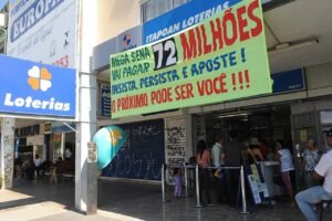 Apostadores em casa lotérica em Brasília