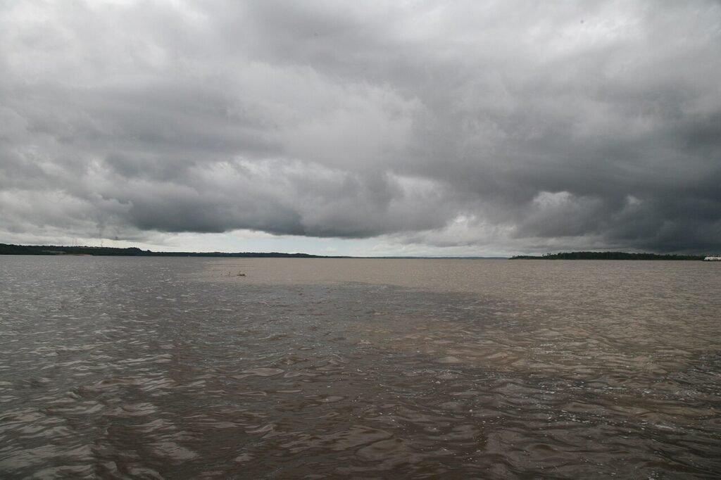 Nuvens de chuva sobre o Rio Negro em frente a Manaus