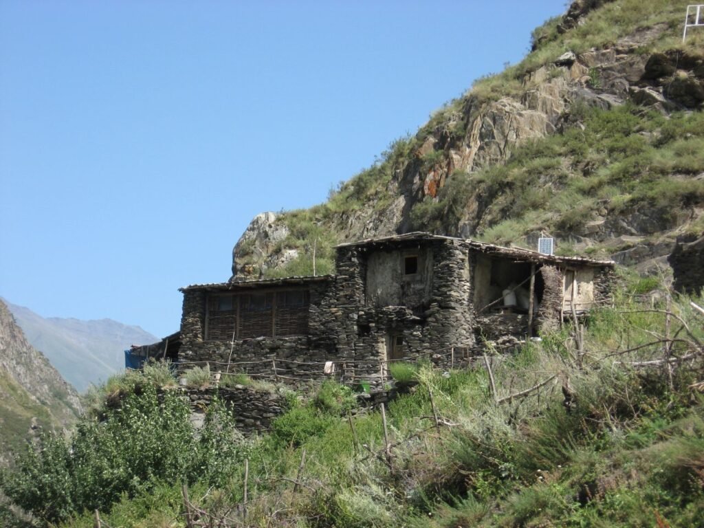 Casa rural com painel solar no telhado (imagem ilustrativa)