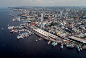 Porto de Manaus, às margens do rio Negro