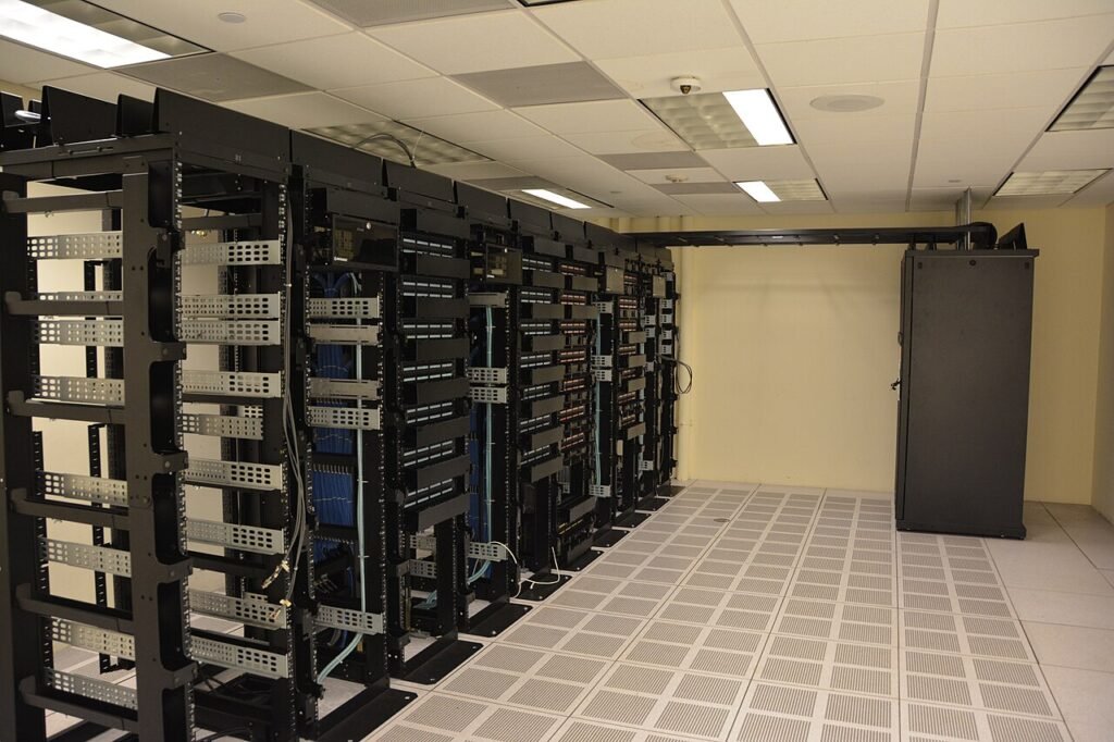 Corredor de racks de servidores em um data center (imagem ilustrativa)